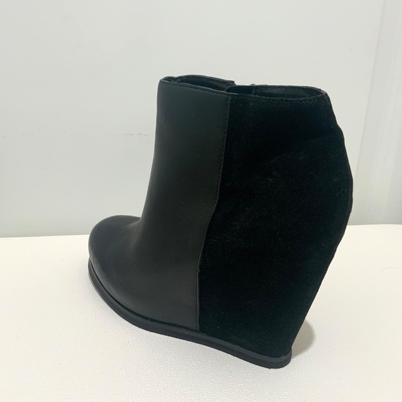Dolce Vita Black Suede Wedge Ankle Boots Bootie Size 9.5 M  Dolce Vita Black Suede Leather Ankle Boot Round toe Wedge Heel Platform Bootie 8